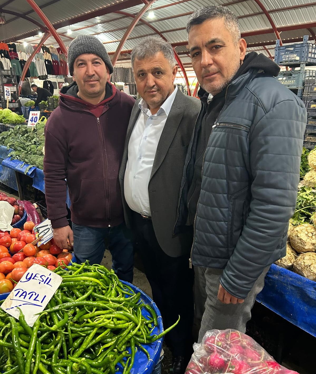 MANİSA’NIN SALİHLİ İLÇESİNDEKİ MANAVLAR VE PAZARCILAR ESNAF ODASI BAŞKANI OSMAN GÖL, KURBAN...