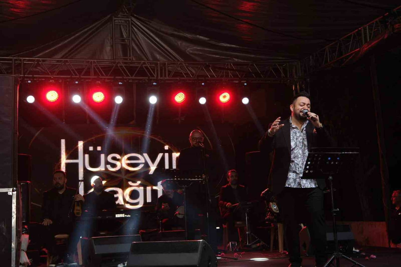 MANİSA’NIN SARIGÖL İLÇESİNDE DÜZENLENEN GENÇLİK VE ALIŞVERİŞ PANAYIRI’NIN FİNAL GECESİNDE SAHNE...