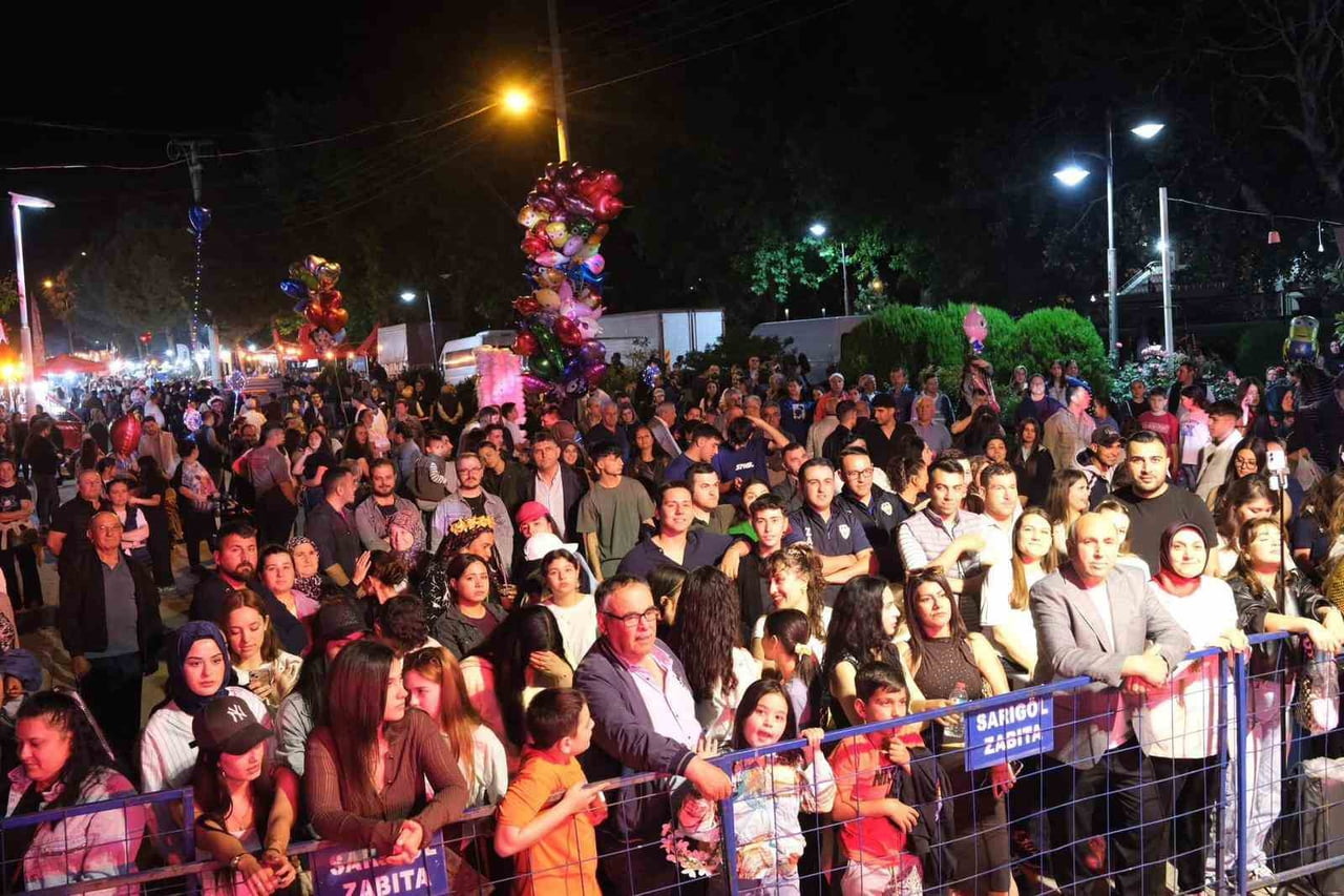 MANİSA’NIN SARIGÖL İLÇESİNDE DÜZENLENEN GENÇLİK VE ALIŞVERİŞ PANAYIRI’NIN FİNAL GECESİNDE SAHNE...