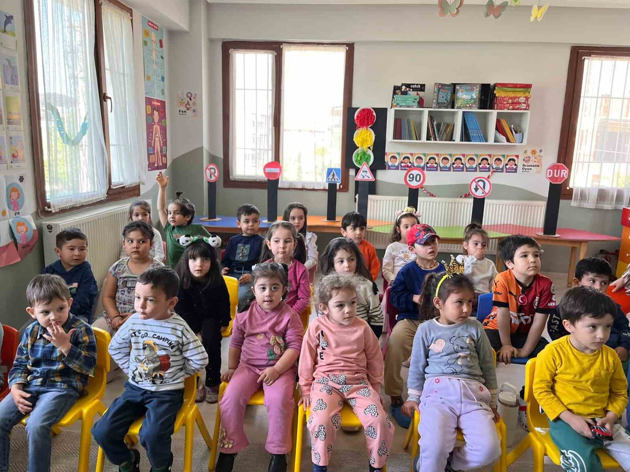MANİSA’NIN SARIGÖL İLÇESİNDE KARAYOLLARI TRAFİK HAFTASI DOLAYISIYLA DÜZENLENEN ETKİNLİKLERDE...