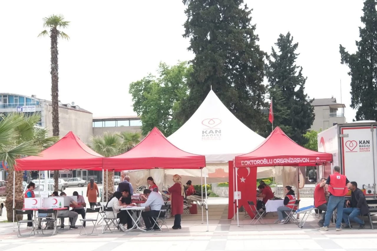MANİSA’NIN SARIGÖL İLÇESİNDE TÜRK KIZILAY TARAFINDAN DÜZENLENEN KAN BAĞIŞI KAMPANYASINA...