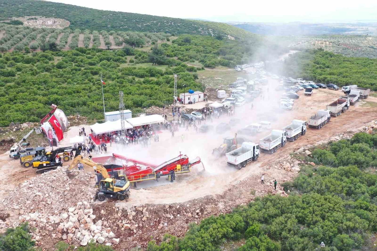 MANİSA’NIN SARUHANLI İLÇESİNDE, ARAZİ YOLLARININ ISLAHINDA KULLANILACAK MICIR TAŞININ ÜRETİMİ...