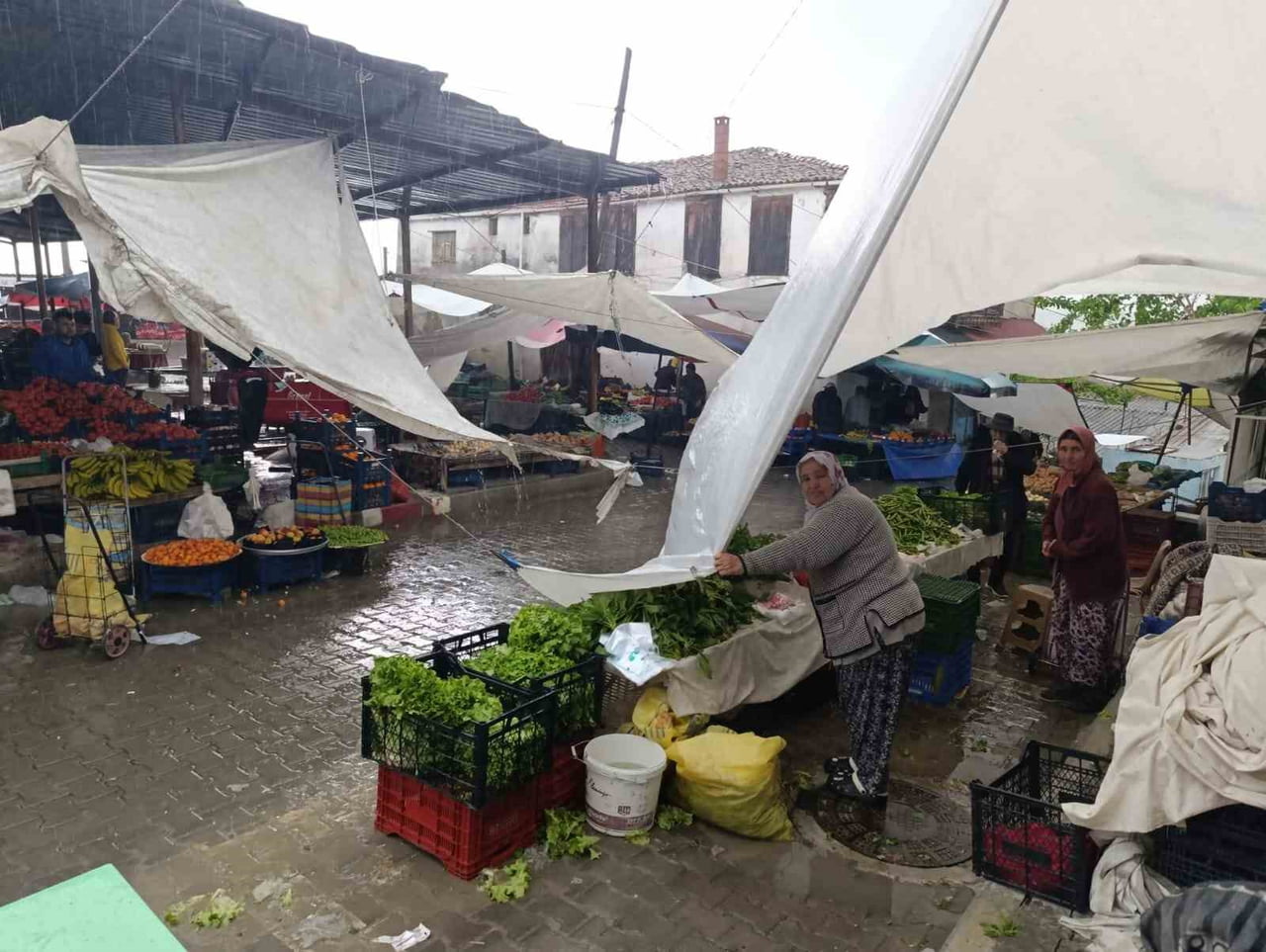 MANİSA’NIN SELENDİ İLÇESİNDE ETKİLİ OLAN ŞİDDETLİ LODOS VE GÖK GÜRÜLTÜLÜ SAĞANAK YAĞIŞ, PAZAR...