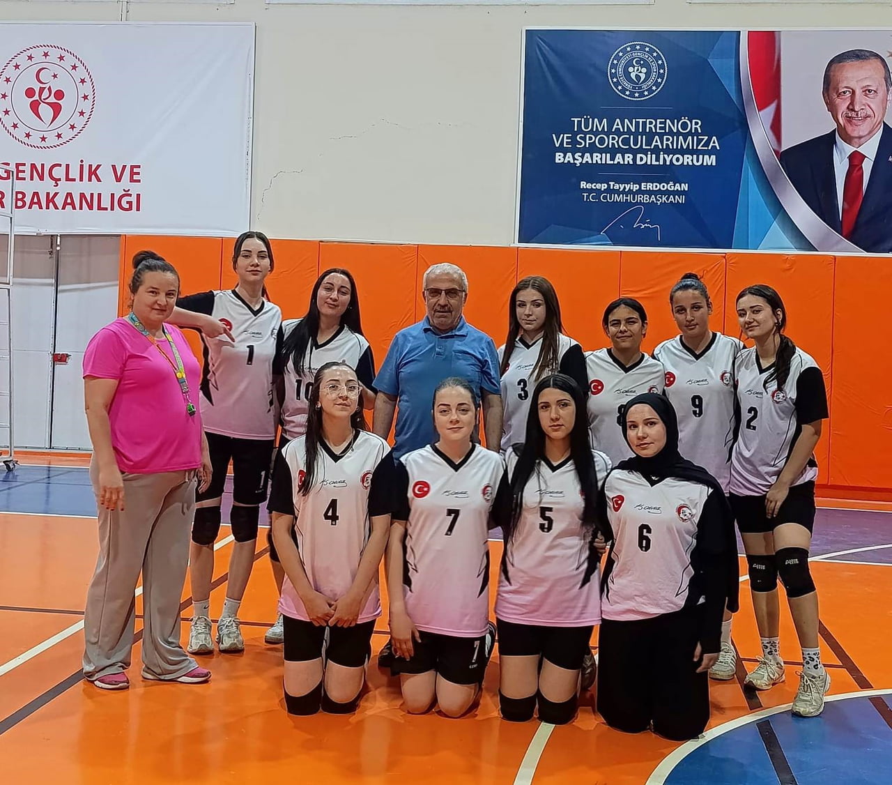MANİSA’NIN SELENDİ İLÇESİNDE GENÇLİK HAFTASI ETKİNLİKLERİ KAPSAMINDA DÜZENLENEN LİSELER ARASI KIZ...
