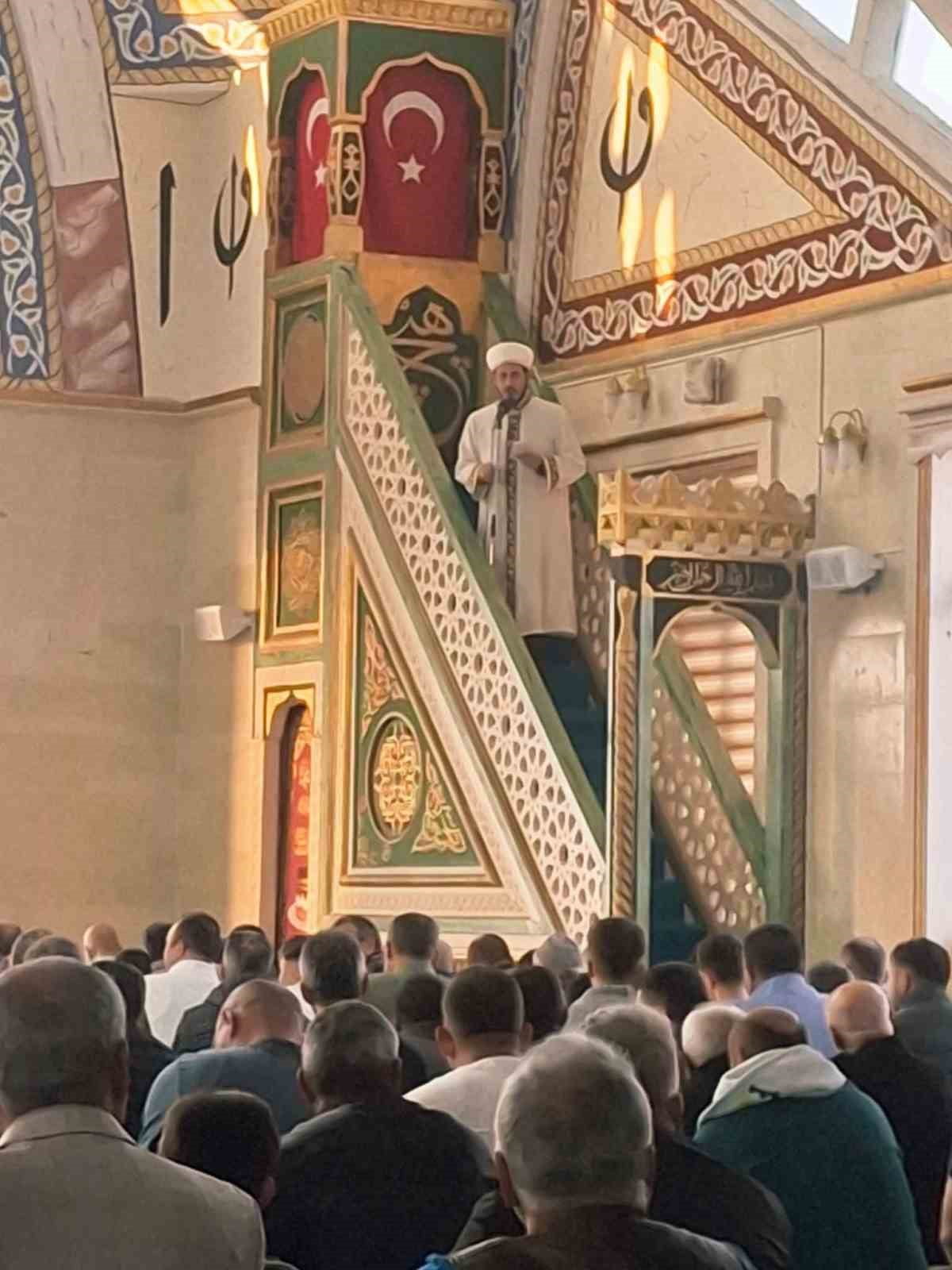 MANİSA’NIN SELENDİ İLÇESİNDE KURBAN BAYRAMI’NIN İLK SABAHINDA VATANDAŞLAR BAYRAM NAMAZI İÇİN...