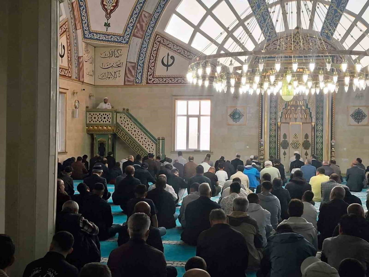 MANİSA’NIN SELENDİ İLÇESİNDE KURBAN BAYRAMI’NIN İLK SABAHINDA VATANDAŞLAR BAYRAM NAMAZI İÇİN...