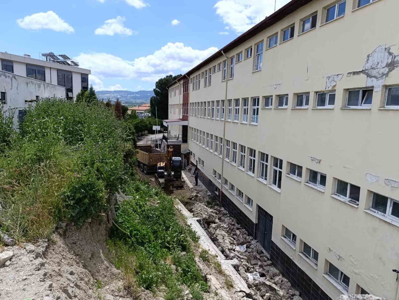 MANİSA’NIN SELENDİ İLÇESİNDE SAĞANAK YAĞIŞIN ARDINDAN ÇÖKEN OKULUN İSTİNAT DUVARININ YENİDEN...
