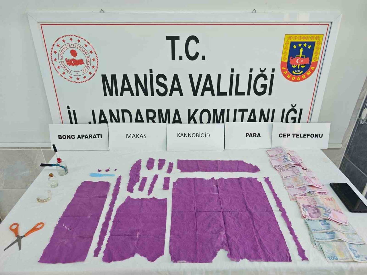 MANİSA’NIN TURGUTLU İLÇESİNDE JANDARMA EKİPLERİNCE DÜZENLENEN UYUŞTURUCU OPERASYONUNDA 13 BİN 800...