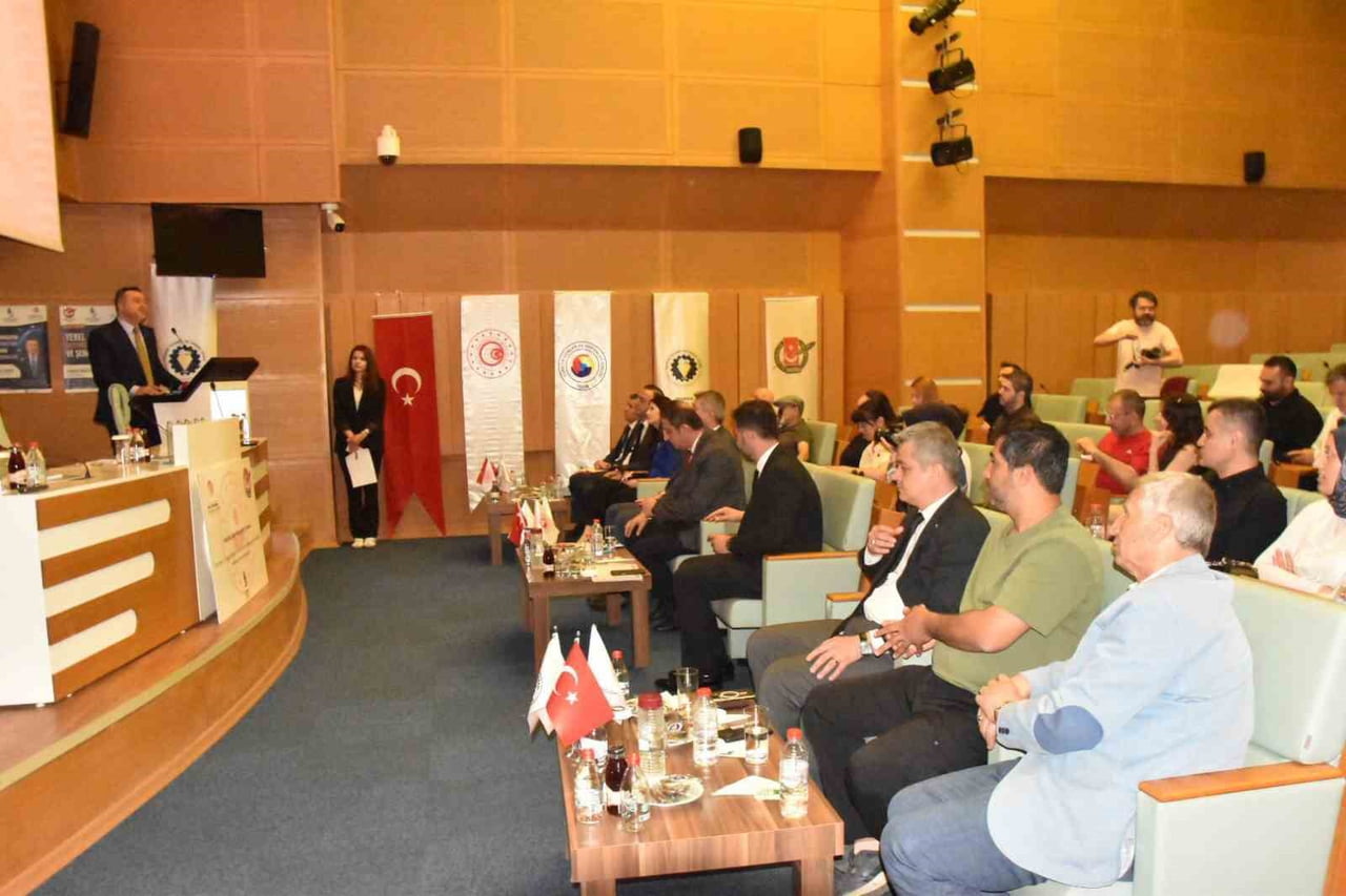 MANİSA TİCARET VE SANAYİ ODASI TOPLANTI SALONU’NDA GERÇEKLEŞTİRİLEN PROGRAMA MANİSALI GAZETECİLER...