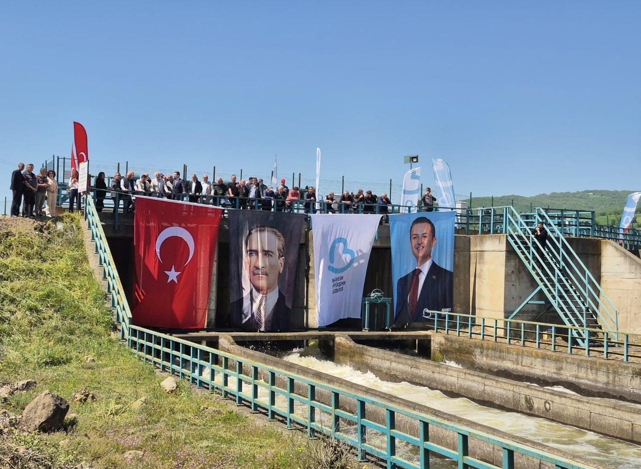 MANYAS BARAJI'NDA KAPAKLAR TÖRENLE AÇILDI, KANALLARA SU VERİLMEYE BAŞLANDI