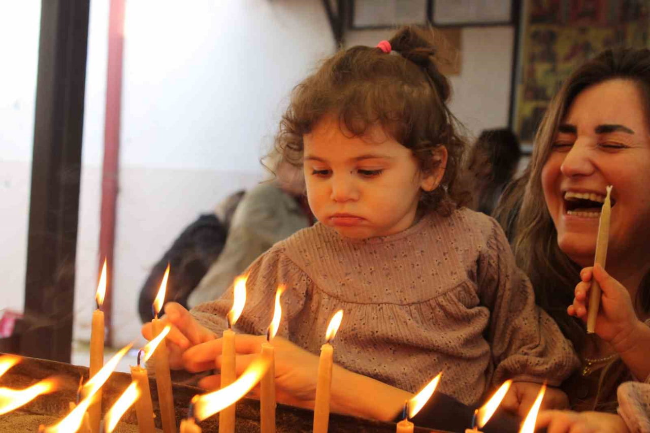 MAR CİRCUS RUM ORTODOKS KİLİSESİ'NDE DÜZENLENEN PROGRAMA KATILANLAR KAĞITLARA YAZDIKLARI DİLEKLERİ...