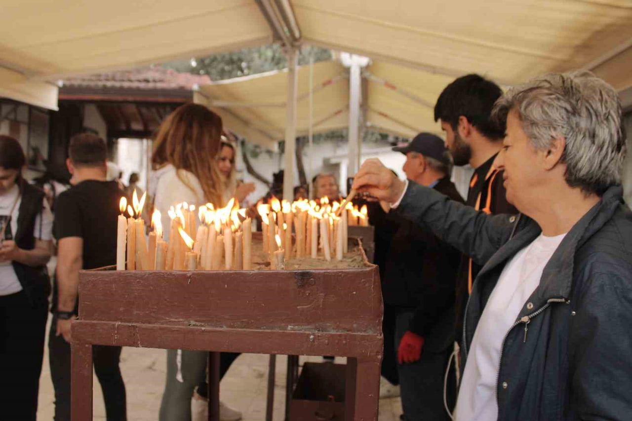 MAR CİRCUS RUM ORTODOKS KİLİSESİ'NDE DÜZENLENEN PROGRAMA KATILANLAR KAĞITLARA YAZDIKLARI DİLEKLERİ...