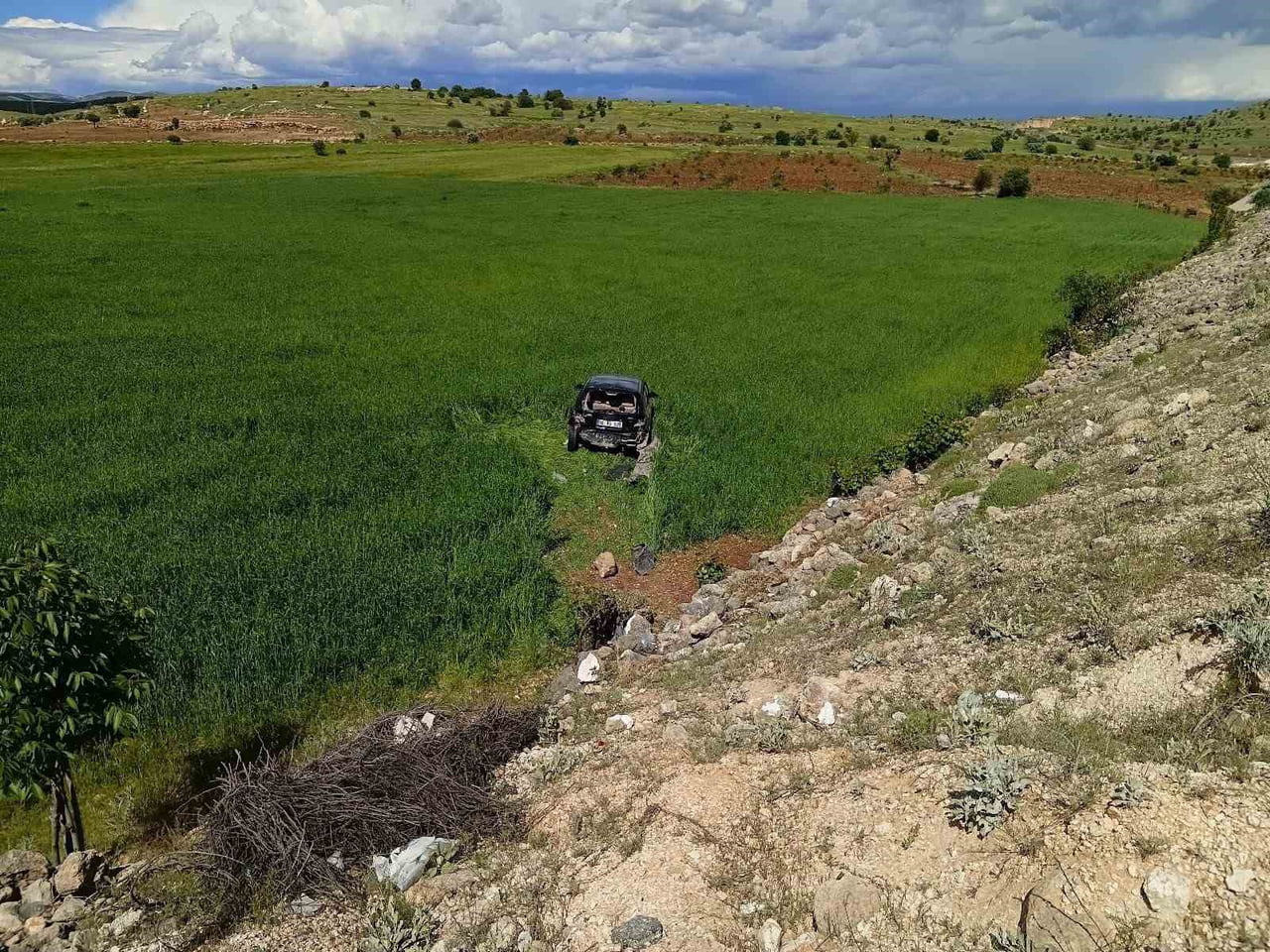 MARDİN'İN MİDYAT İLÇESİNDE İKİ OTOMOBİLİN ÇARPIŞMASI SONUCU MEYDANA GELEN KAZADA ARAÇLARDAN BİRİ...
