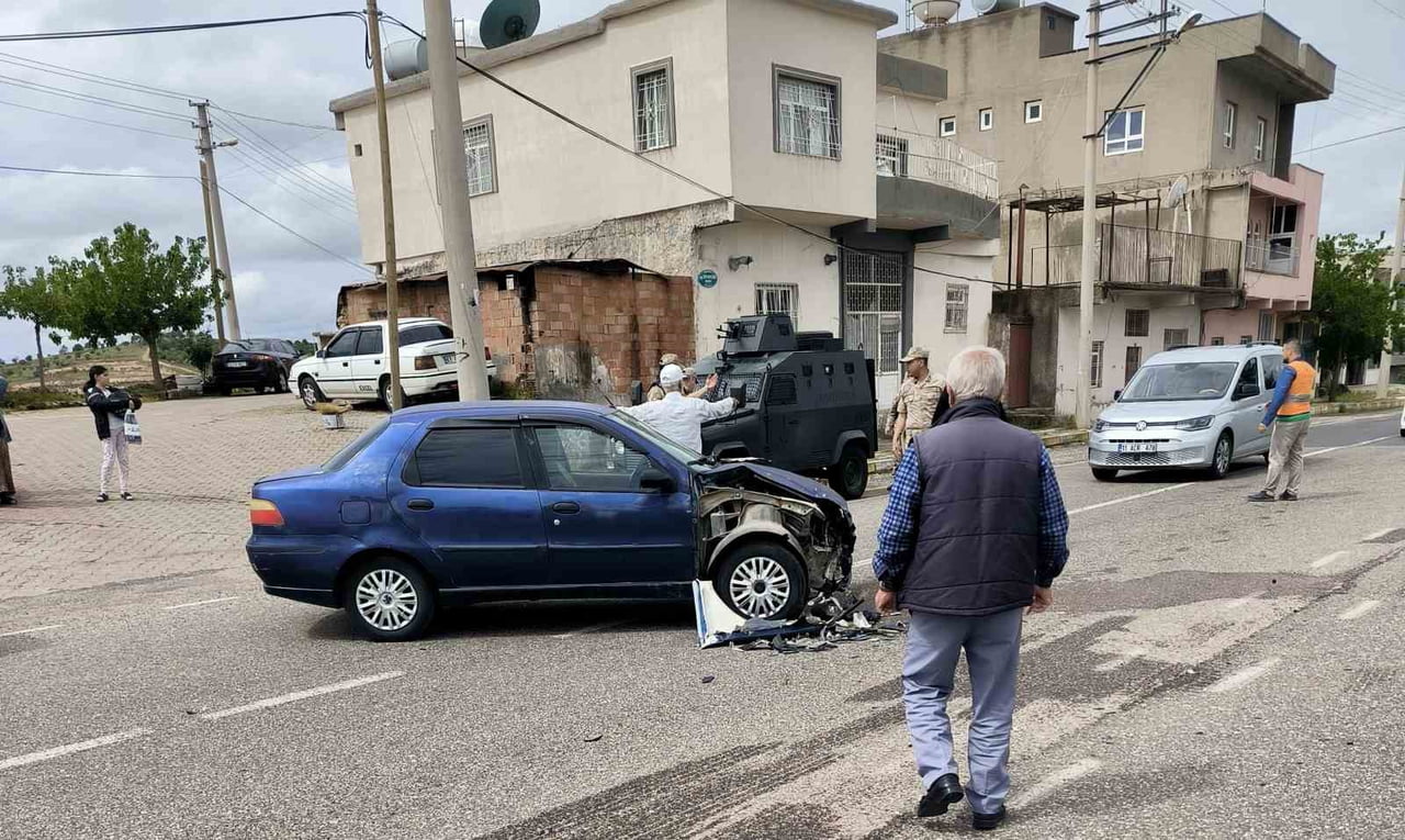 MARDİN'İN MİDYAT İLÇESİNDE OTOMOBİL İLE MOTOSİKLETİN ÇARPIŞMASI SONUCU 1 KİŞİ...