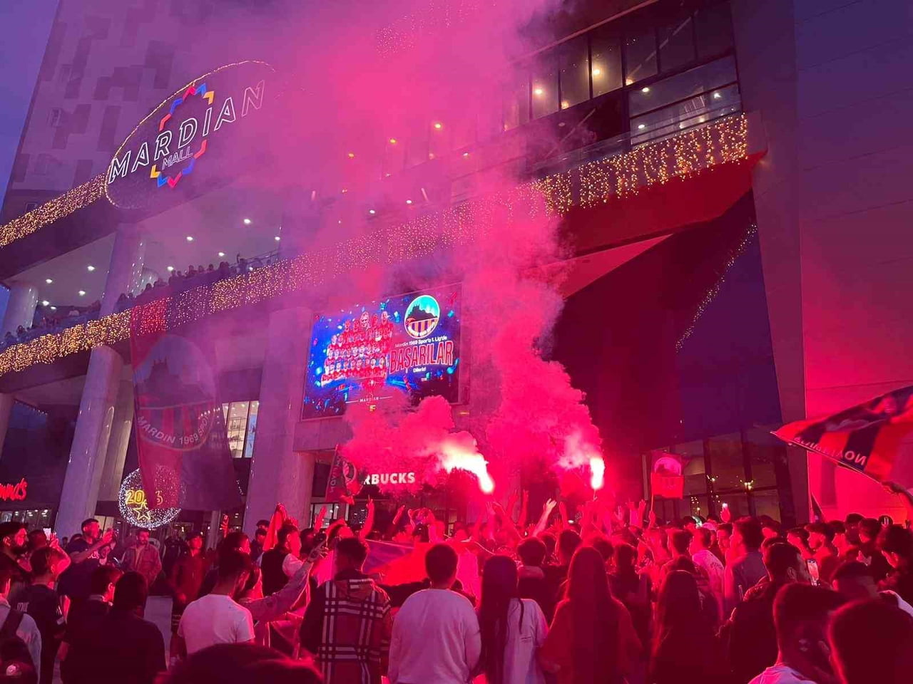 MARDİN’DE FUTBOL HEYECANI VE ŞAMPİYONLUK COŞKUSU, MARDİAN MALL ÖNÜNDE DÜZENLENEN BÜYÜK KUTLAMAYLA...
