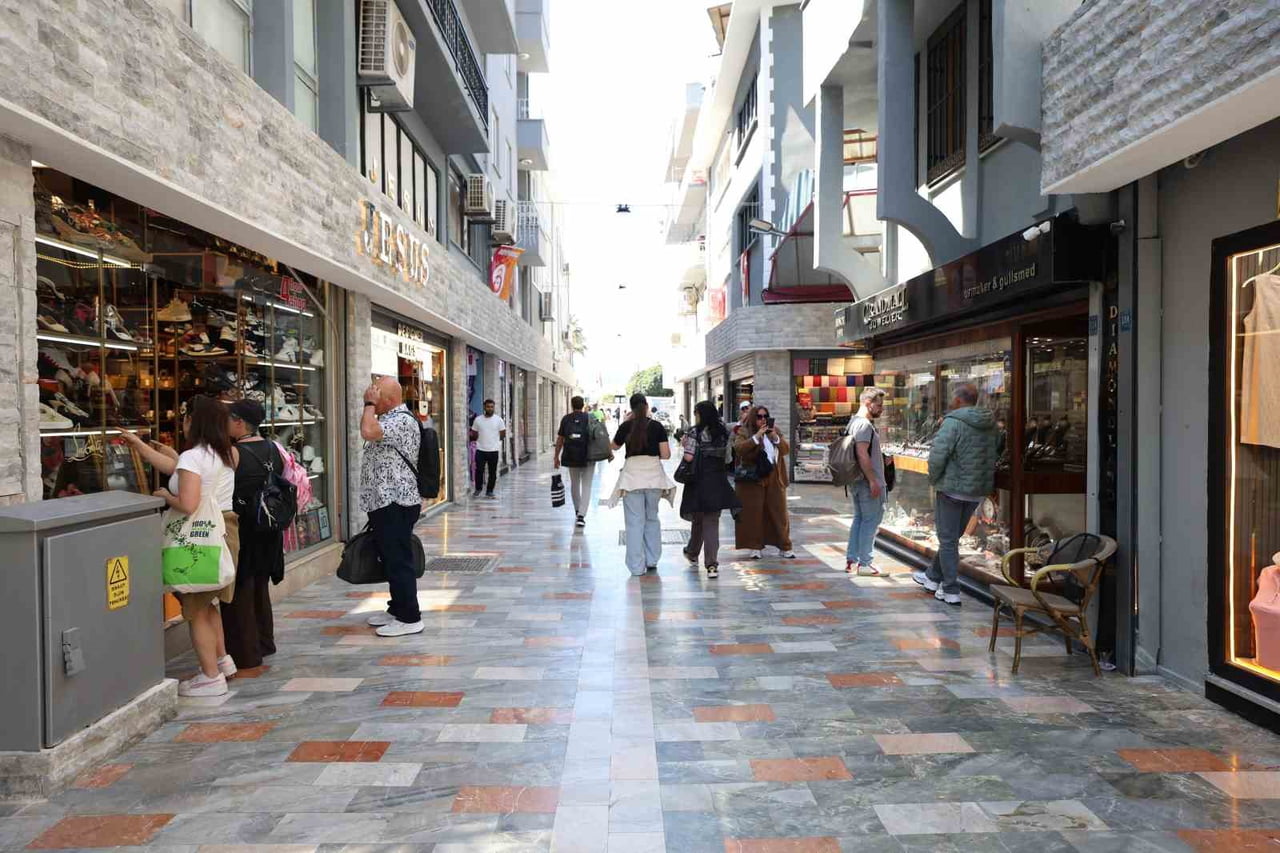 MARMARİS BELEDİYESİ’NİN ÇARŞIDA GERÇEKLEŞTİRDİĞİ DÖNÜŞÜM ÇALIŞMALARI MEYVESİNİ VERDİ. YENİLENEN...