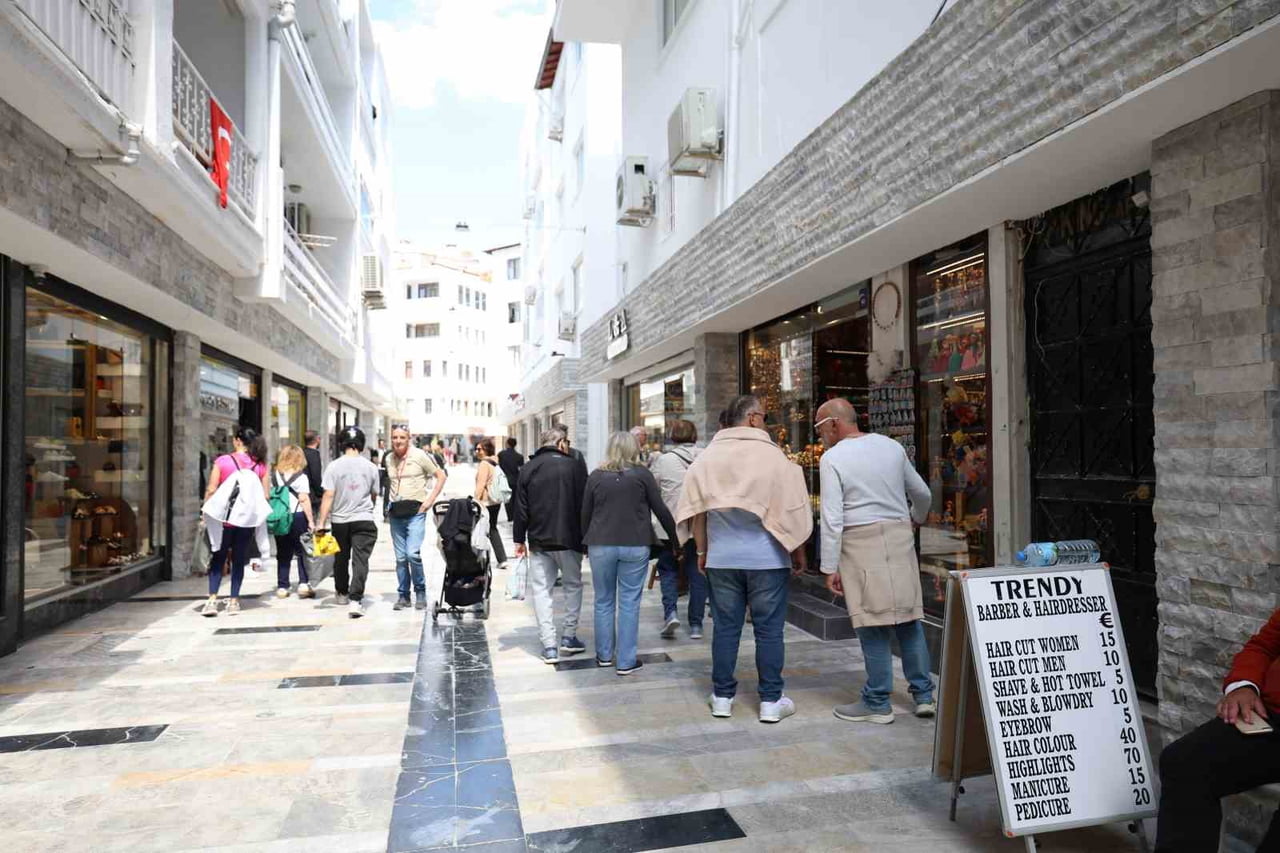 MARMARİS BELEDİYESİ’NİN ÇARŞIDA GERÇEKLEŞTİRDİĞİ DÖNÜŞÜM ÇALIŞMALARI MEYVESİNİ VERDİ. YENİLENEN...