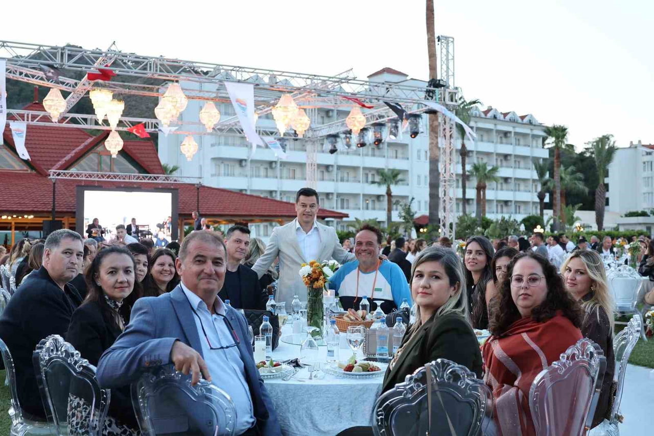 MARMARİS BELEDİYESİ’NİN DÜZENLEDİĞİ GECEDE PERSONEL, HEM 1 MAYIS’I KUTLADI HEM DE YAKLAŞAN YOĞUN...