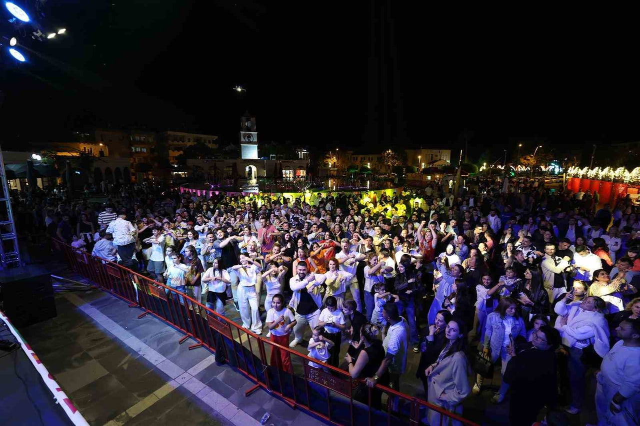 MARMARİS LATİN FEST KAPSAMINDA DÜZENLENEN LATİN PARTİSİ, YÜZLERCE DANS TUTKUNUNU 19 MAYIS GENÇLİK...