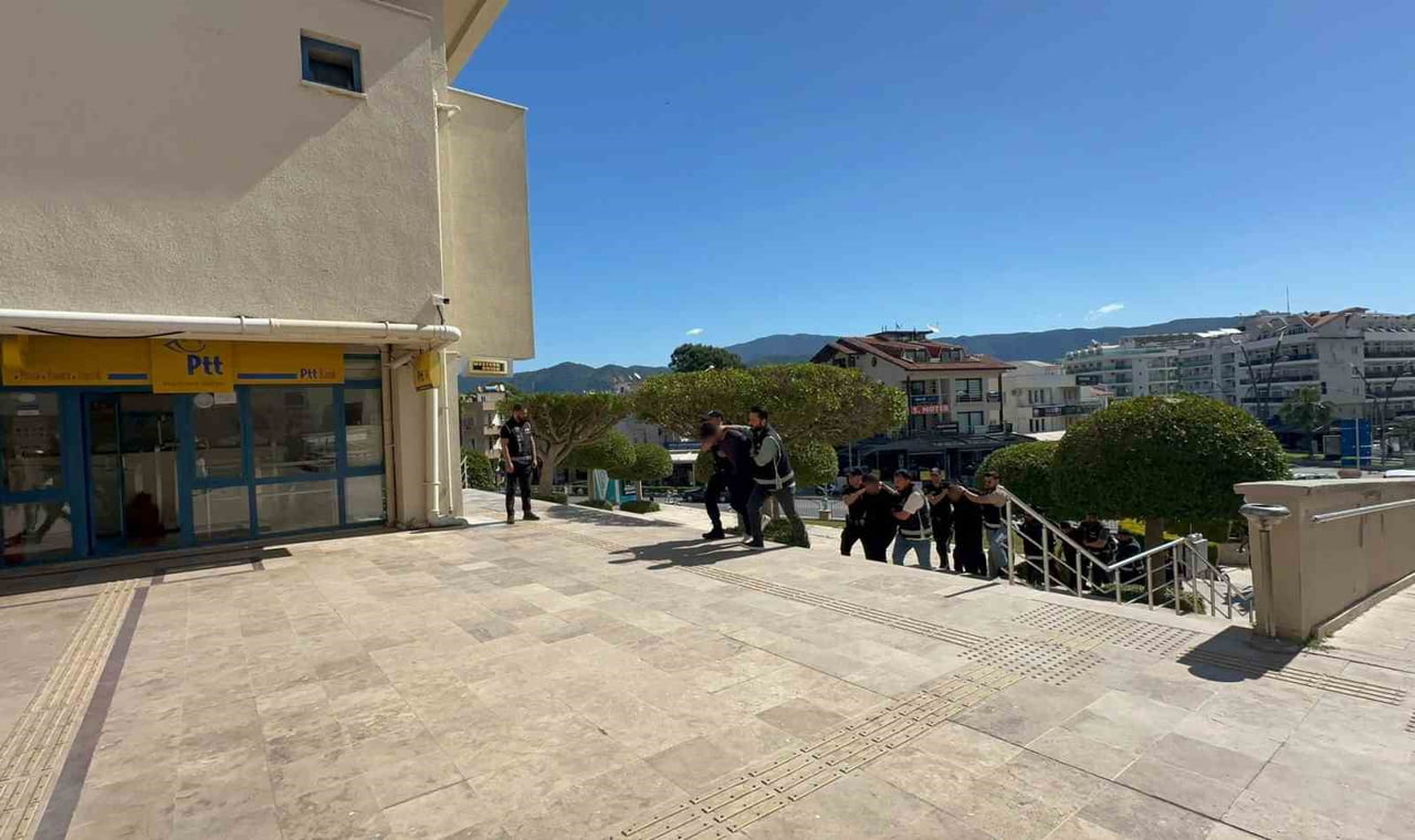 MARMARİS’TE GÖZLÜKÇÜ KURŞUNLAMASININ ŞÜPHELİLERİ ADLİYEYE SEVK EDİLDİ