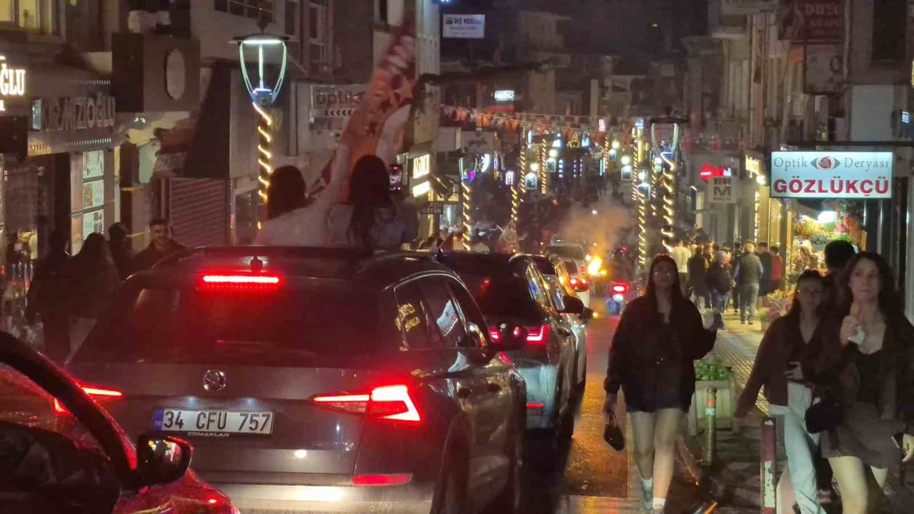 MARŞLAR VE KORNA SESLERİ EŞLİĞİNDE ŞEHİR TURU ATAN TARAFTARLARA, ŞEHİR MERKEZİNDEKİ TARAFTARLAR DA...