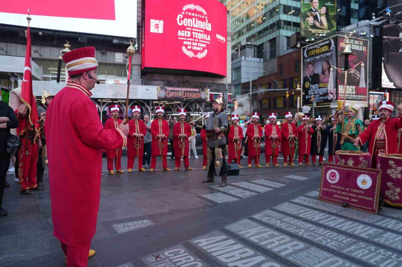 MEHTER TAKIMI NEW YORK’UN TİMES MEYDANI'NDA BÜYÜK İLGİ GÖRDÜ