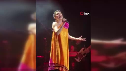 Melek Mosso, seslendirdiği "Keklik Gibi" türküsü sırasında gözyaşlarına hakim olamadı
