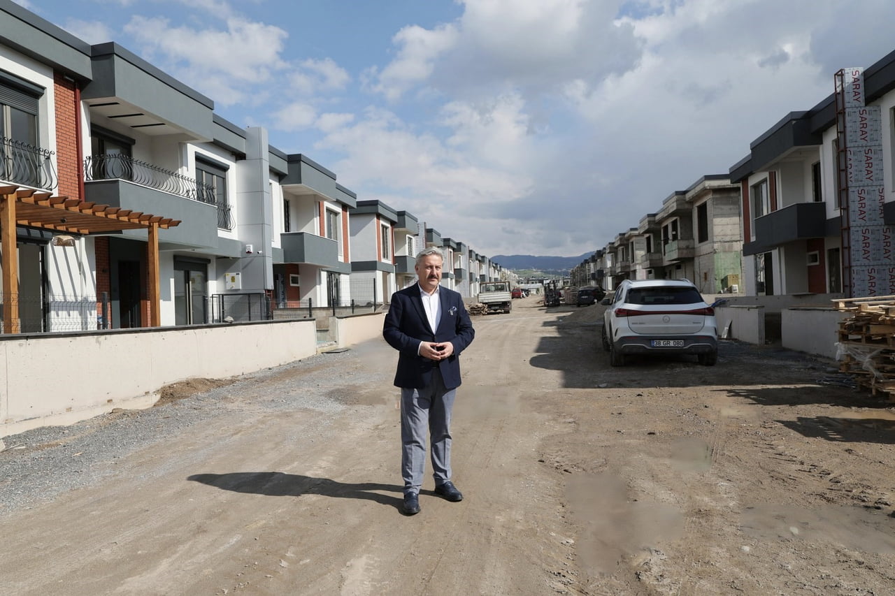 MELİKGAZİ BELEDİYESİ'NİN 45 BİN METREKARE ALANDA HAYATA GEÇİRDİĞİ 120 ADET BAHÇELİ EVİN YER ALDIĞI...