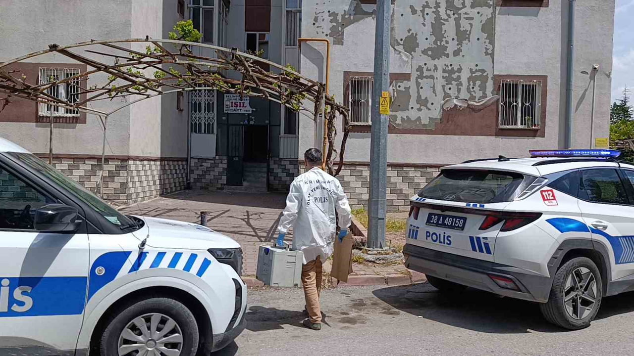 MELİKGAZİ İLÇESİNDE BİR KİŞİ, EVİNDE ATEŞLİ SİLAHLA VURULMUŞ HALDE ÖLÜ BULUNDU.
