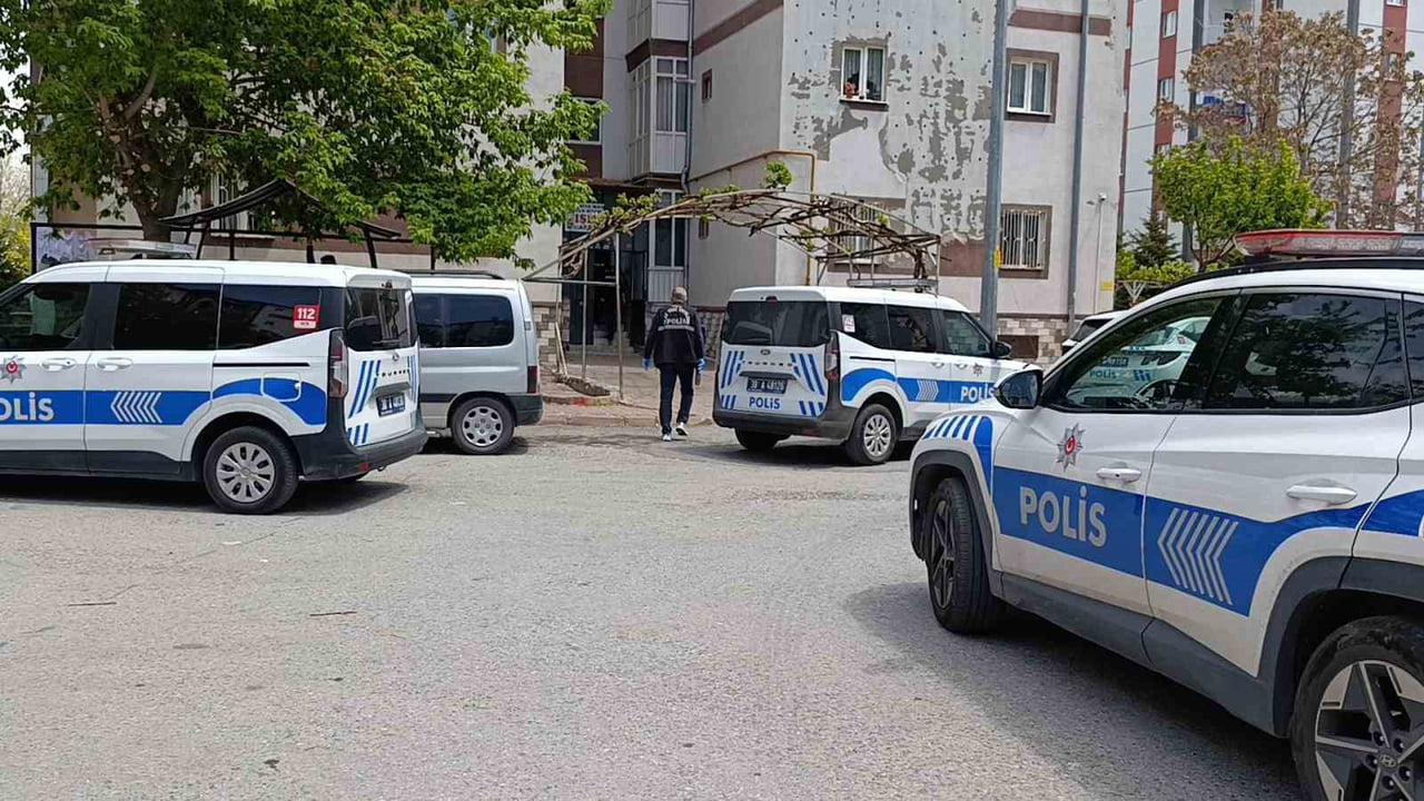 MELİKGAZİ İLÇESİNDE BİR KİŞİ, EVİNDE ATEŞLİ SİLAHLA VURULMUŞ HALDE ÖLÜ BULUNDU.