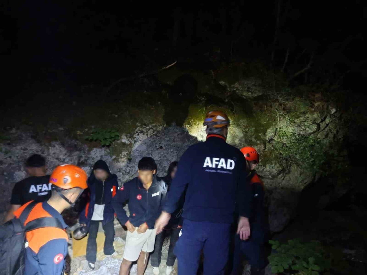 MENDERES İLÇESİNDE ORMANLIK ALANDA KAYBOLAN 4 GENÇ, AFAD VE JANDARMANIN ARAMA ÇALIŞMALARI...