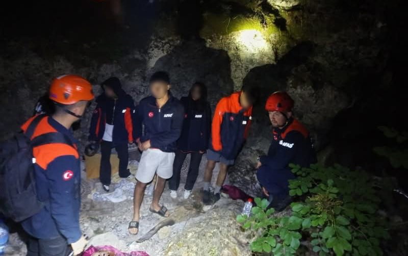 MENDERES İLÇESİNDE ORMANLIK ALANDA KAYBOLAN 4 GENÇ, AFAD VE JANDARMANIN ARAMA ÇALIŞMALARI...