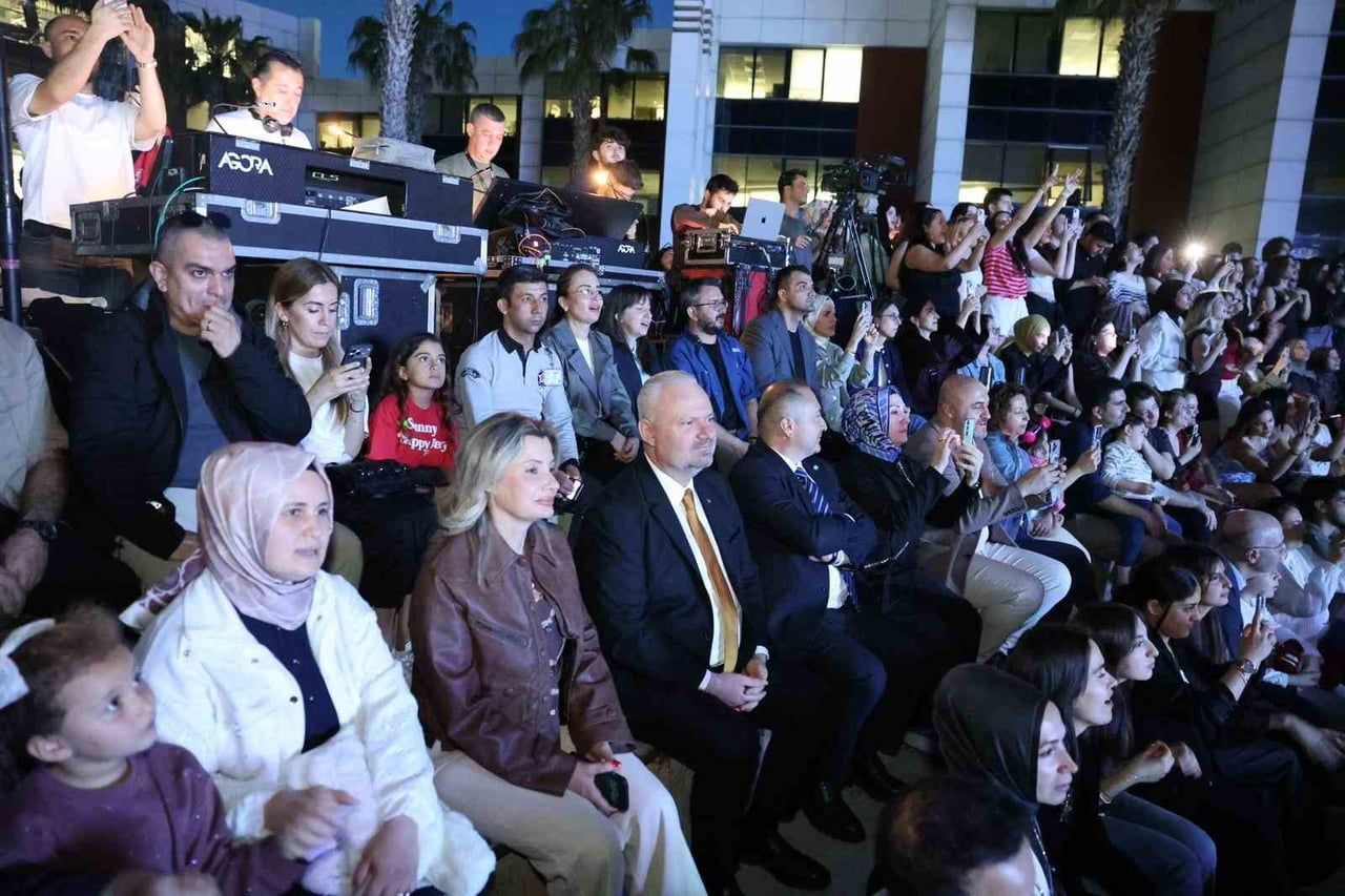 MENEMEN BELEDİYE BAŞKANI AYDIN PEHLİVAN, BAKIRÇAY ÜNİVERSİTESİ BAHAR ŞENLİĞİ'NDE ÜNİVERSİTE...