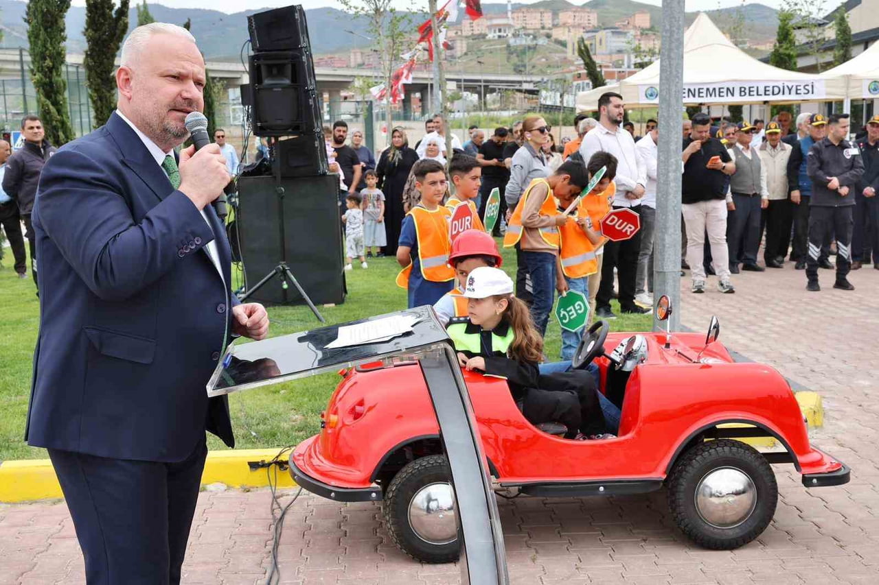 MENEMEN BELEDİYE BAŞKANI AYDIN PEHLİVAN, "BURADA EĞİTİM ALACAK ÇOCUKLAR, GELECEKTE GÜVENLİ ARAÇ...