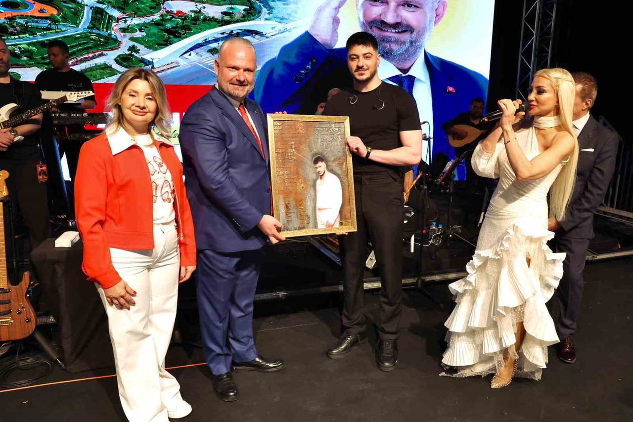 MENEMEN BELEDİYE BAŞKANI AYDIN PEHLİVAN TARAFINDAN GÜNÜN ANISINA HEDİYELER VERİLEN SEMİCENK'İN...