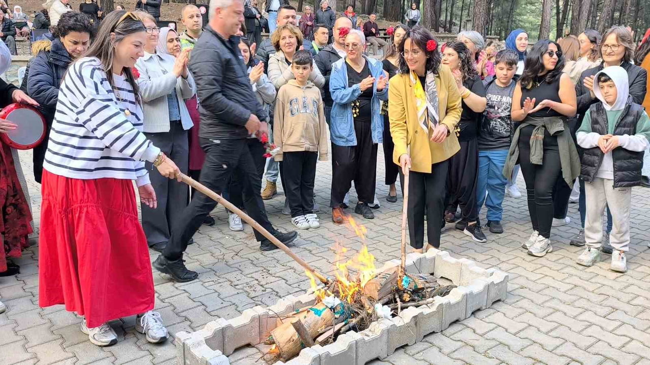 MENTEŞE’DE HIDIRELLEZ COŞKUSU BAŞKAN KÖKSAL ARAS VATANDAŞLARLA ATEŞTEN ATLADI