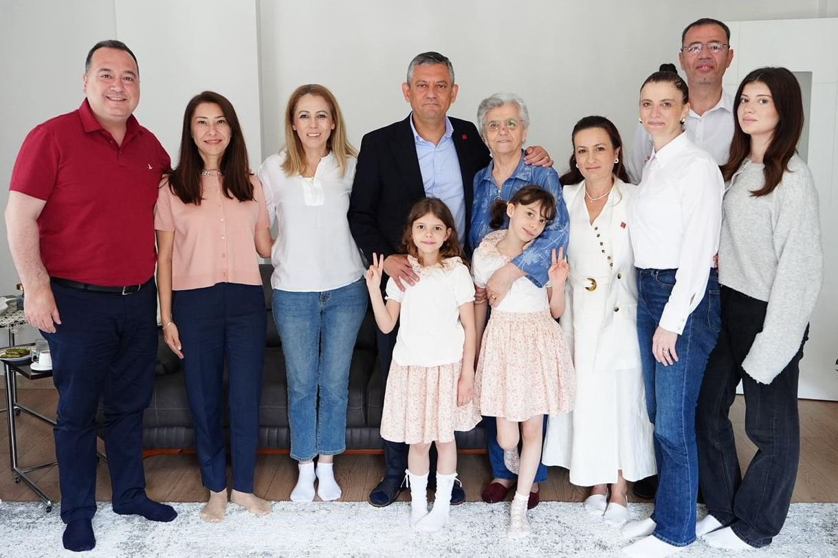 MERHUM FERDİ ZEYREK’İN ANNESİ GÜLTEN ZEYREK'İ ZİYARET EDEN CHP GENEL BAŞKANI ÖZGÜR ÖZEL'E MANİSA...