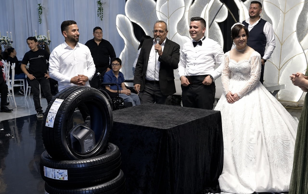 MERSİN'DE DÜZENLENEN BİR DÜĞÜNDE DAMADA ARKADAŞLARI TARAFINDAN TAKILAN 4 ARAÇ LASTİĞİ VE MOTOR...
