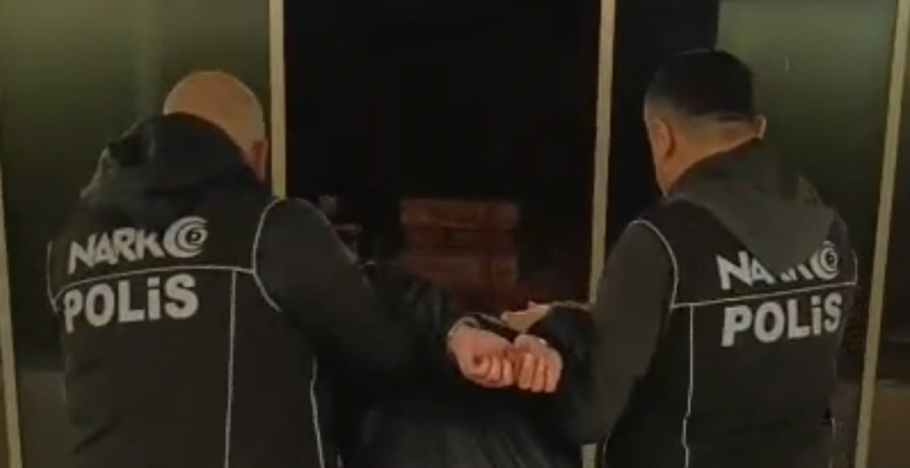MERSİN'DE KIRMIZI BÜLTENLE ARANAN YABANCI UYRUKLU ŞÜPHELİ EMNİYET VE  MİLLÎ İSTİHBARAT...