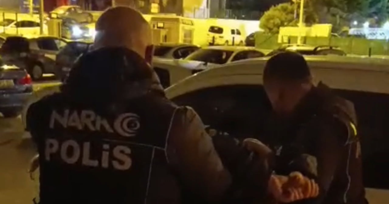 MERSİN'DE KIRMIZI BÜLTENLE ARANAN YABANCI UYRUKLU ŞÜPHELİ EMNİYET VE  MİLLÎ İSTİHBARAT...