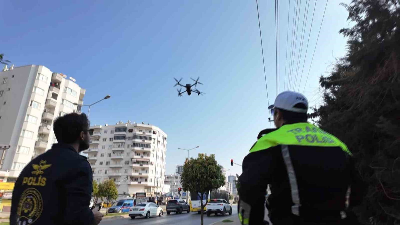 MERSİN'DE POLİS EKİPLERİNİN DRON VE KENT GÜVENLİK YÖNETİM SİSTEMİ (KGYS) KAMERALARINDAN...