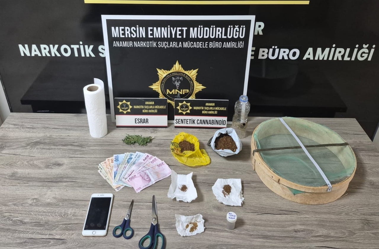 MERSİN'İN ANAMUR İLÇESİNDE UYUŞTURUCU MADDE TİCARETİ YAPAN ŞÜPHELİ YAKALANIP TUTUKLANDI.