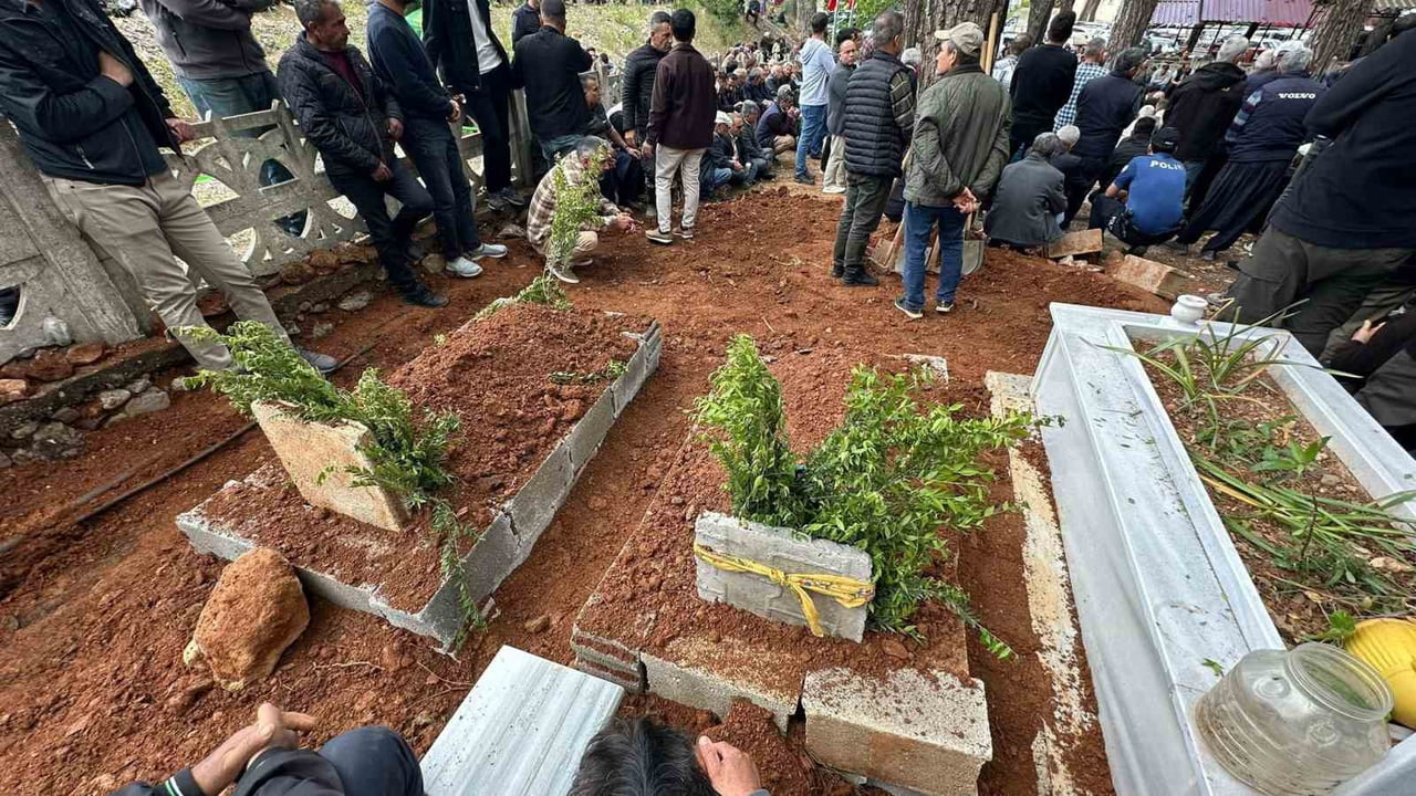 MERSİN'İN BOZYAZI İLÇESİNDE MİDE BULANTISI VE KUSMA ŞİKÂYETLERİYLE KALDIRILDIKLARI HASTANEDE 2...