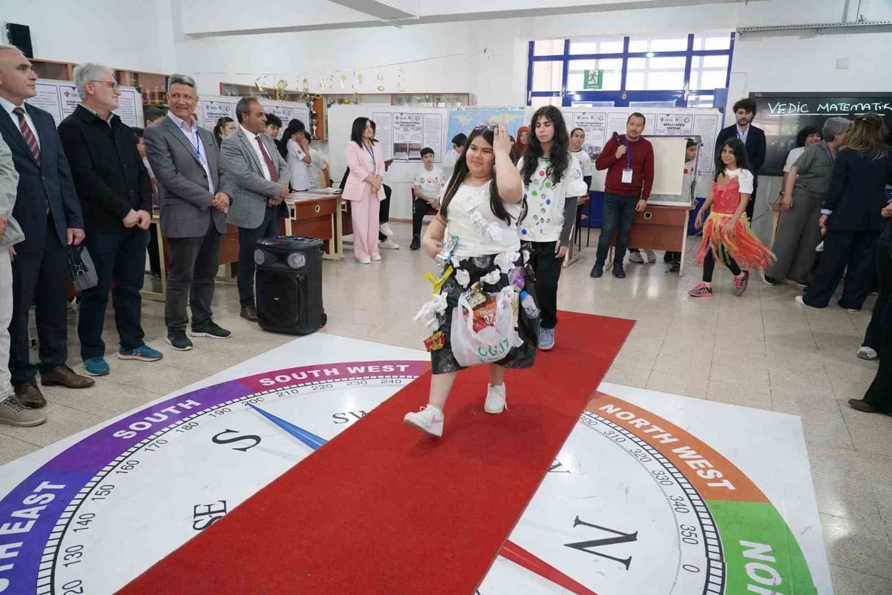 MERSİN'İN ERDEMLİ İLÇESİNDE ÖĞRENCİLER, ATIK MALZEMELER VE ÇÖP POŞETLERİNDEN TASARLADIKLARI...