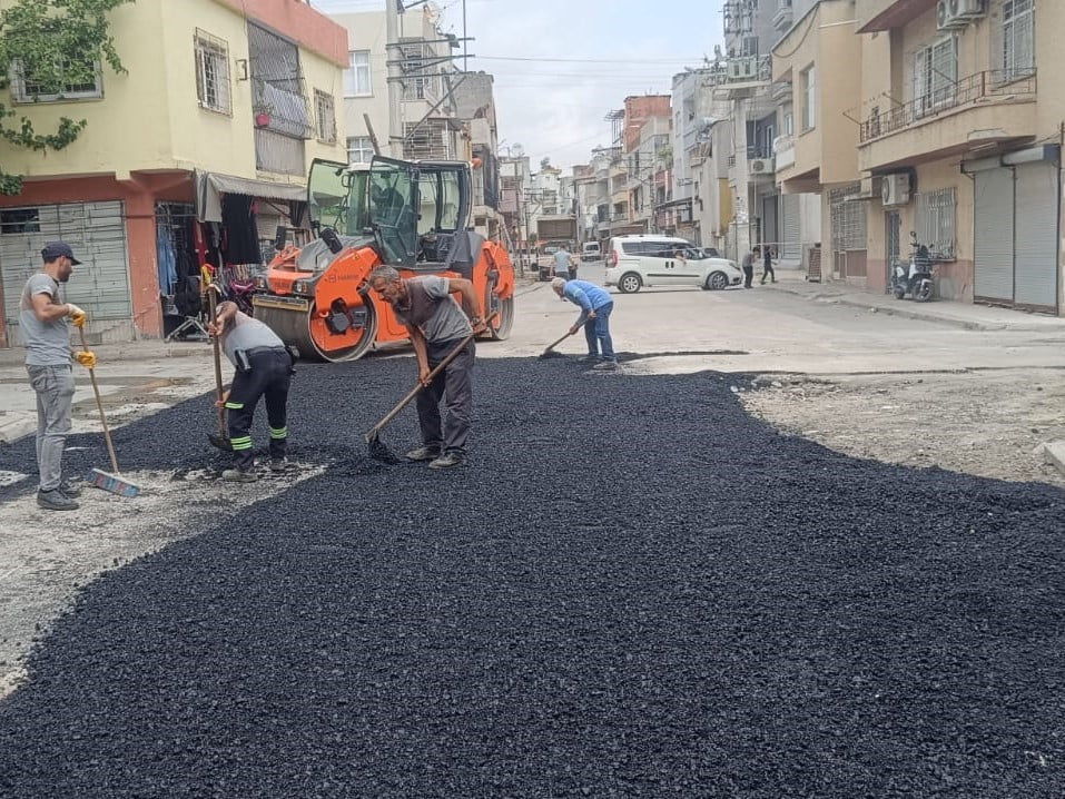 MERSİN'İN MERKEZ İLÇE AKDENİZ BELEDİYESİ FEN İŞLERİ MÜDÜRLÜĞÜ EKİPLERİ, İLÇE GENELİNDE YÜRÜTTÜĞÜ...