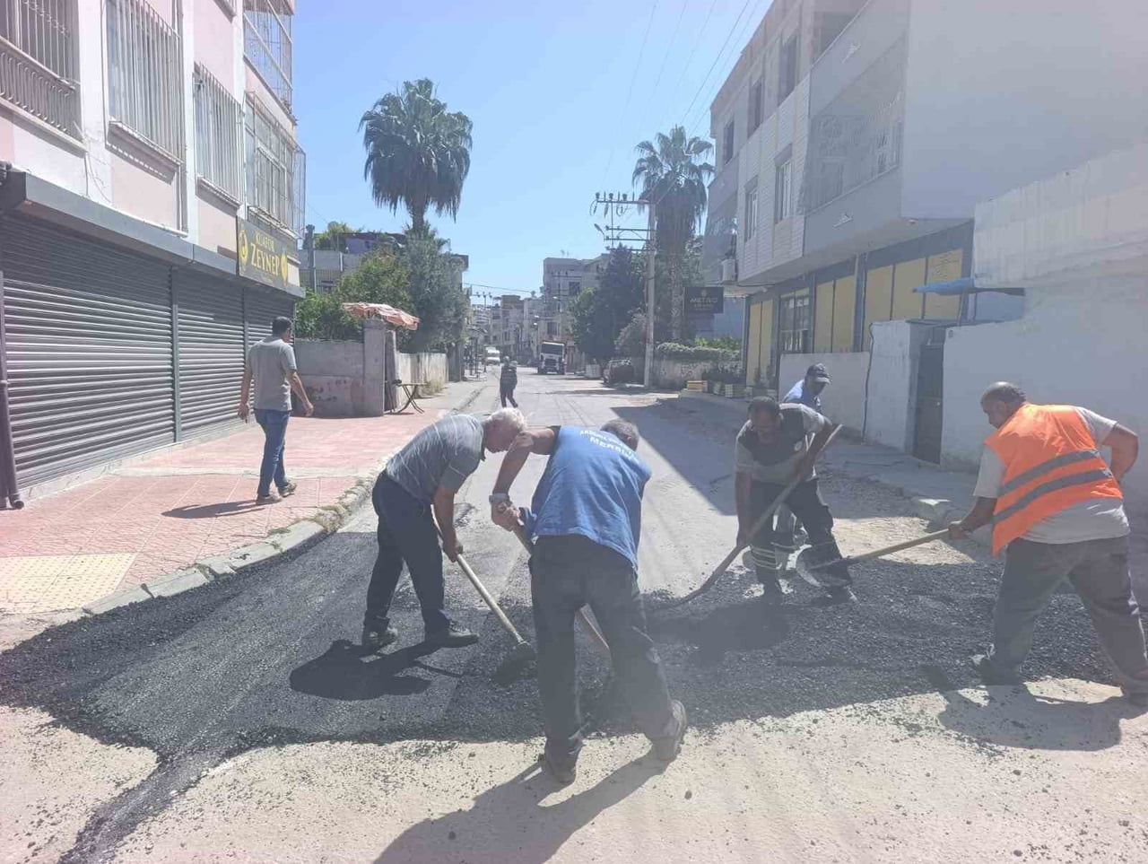 MERSİN'İN MERKEZ İLÇE AKDENİZ BELEDİYESİ FEN İŞLERİ MÜDÜRLÜĞÜ EKİPLERİ, İLÇE GENELİNDE YÜRÜTTÜĞÜ...