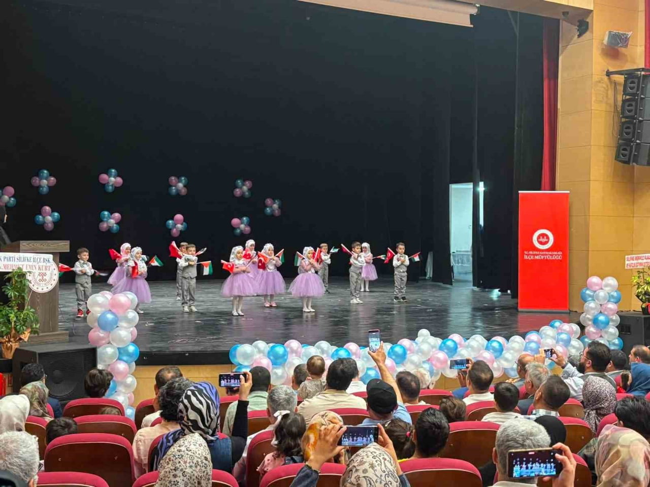 MERSİN'İN SİLİFKE İLÇESİNDE MİNİK ÖĞRENCİLERİN SAHNE PERFORMANSLARI İLGİYLE İZLENDİ, BÜYÜK ALKIŞ...