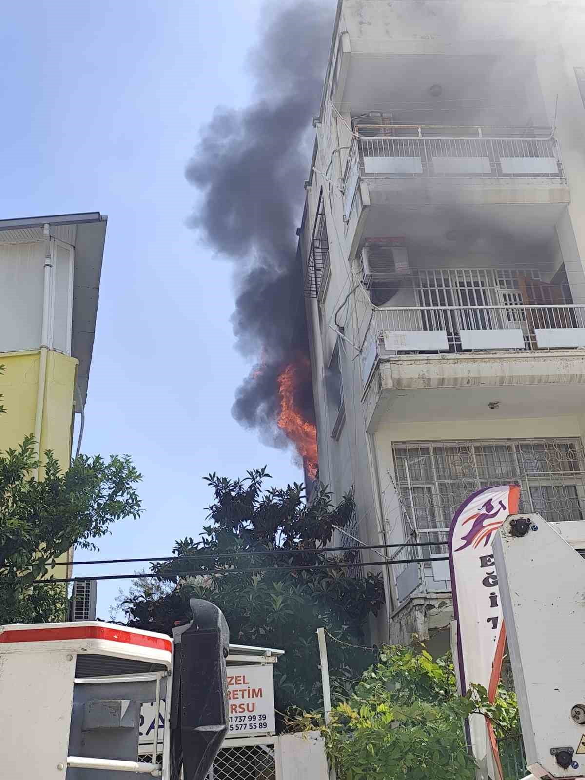 MERSİN'İN TARSUS İLÇESİNDE BİR APARTMAN DAİRESİNDE ÇIKAN YANGIN MAHALLEDE PANİĞE NEDEN...