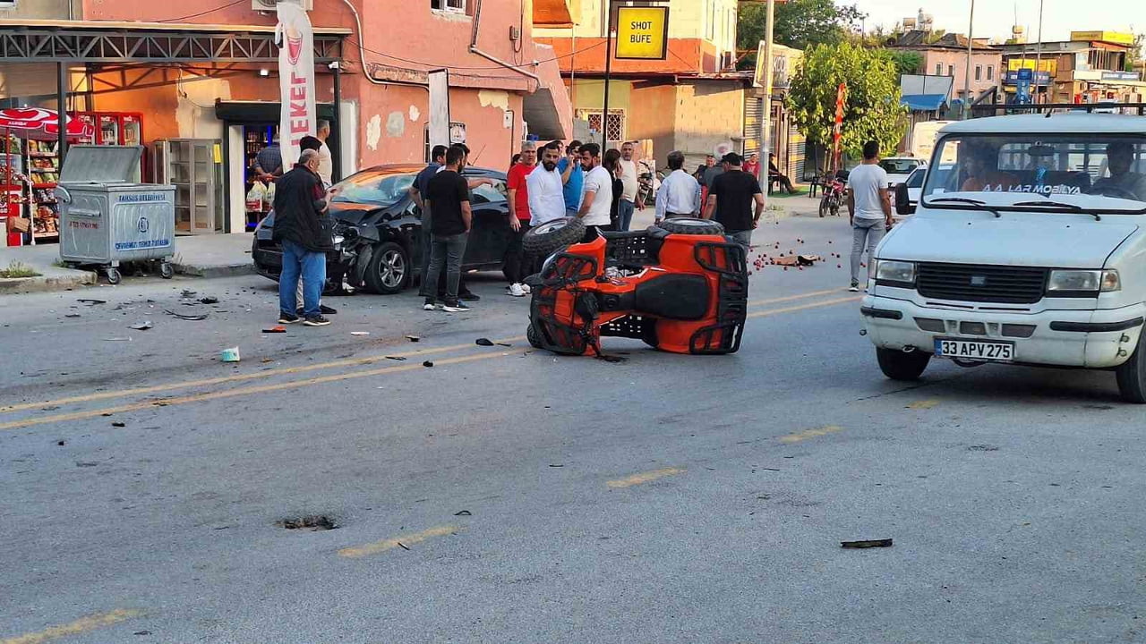 MERSİN'İN TARSUS İLÇESİNDE OTOMOBİLLE ÇARPIŞAN MOTORUN SÜRÜCÜSÜ YARALANDI
