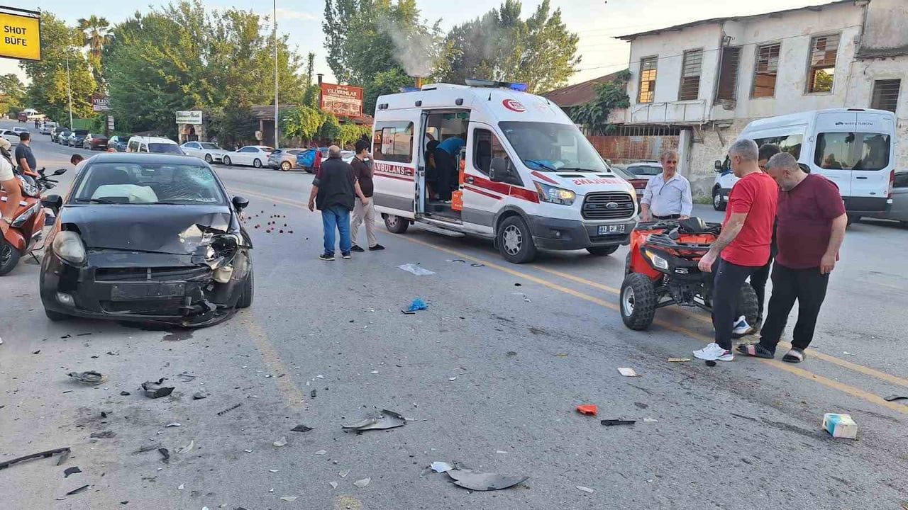 MERSİN'İN TARSUS İLÇESİNDE OTOMOBİLLE ÇARPIŞAN MOTORUN SÜRÜCÜSÜ YARALANDI